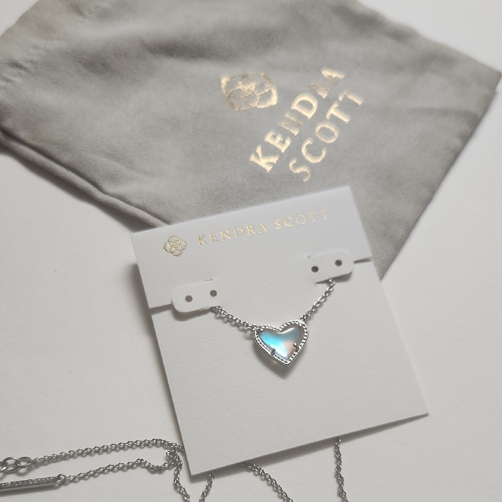 Kendra Scott Ari Heart Necklace  Irrdecent Change Color With Light.